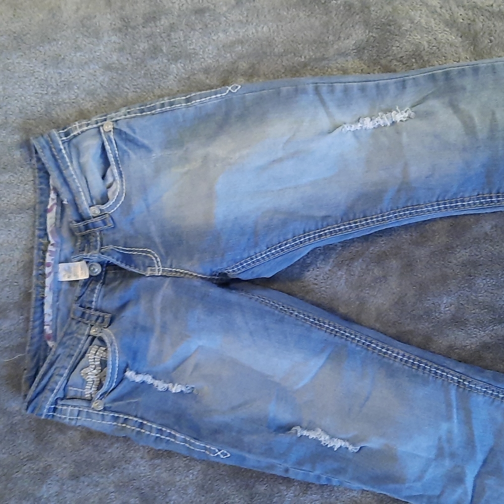 Distressed womens capris